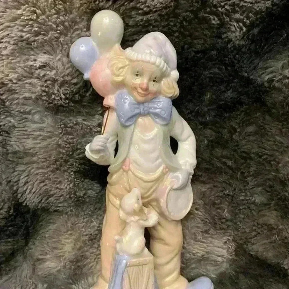 Porcelain figurine of a clown holding balloons, with a  dog sitting on a box - Picture 7 of 14